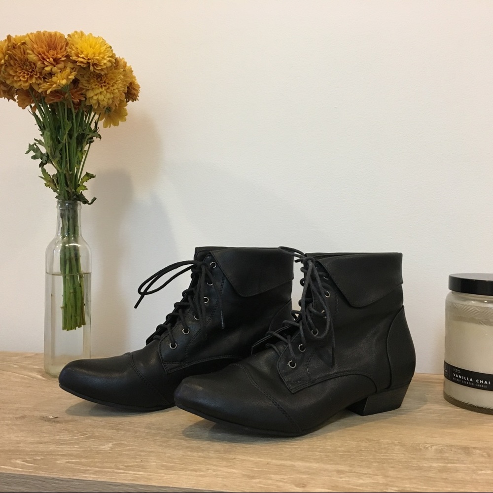 breckelle's pointed toe booties